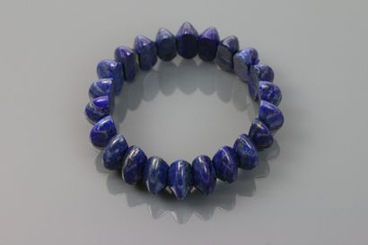 null Bracelet composé de perles oblongues de lapis-lazuli teinté sur cordon extensible.

Diamètre...