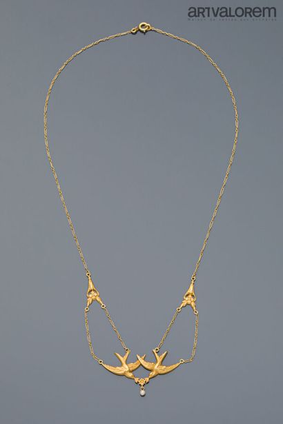 null Collier draperie en or jaune 750°/°° centrée de deux colombes tenant une perle...
