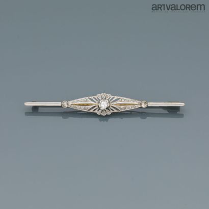 null Broche en or gris 750°/°° en forme de palmette ajourée ornée de roses diamantées...