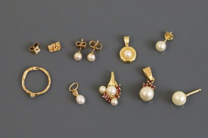 null Quatre pendentifs en or jaune 750°/°° ornés de perles de culture et pierres...