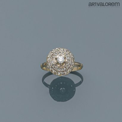 null Bague en or gris 750°/°° centrée d'un diamant taille brillant de 0,15 carat...