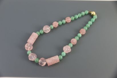 null Collier composé de sections et de perles de quartz rose gravés de motifs floraux...