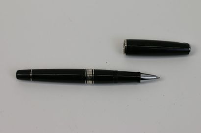 null WATERMAN 

Black resin roller pen, silver plated metal fittings, screw cap....