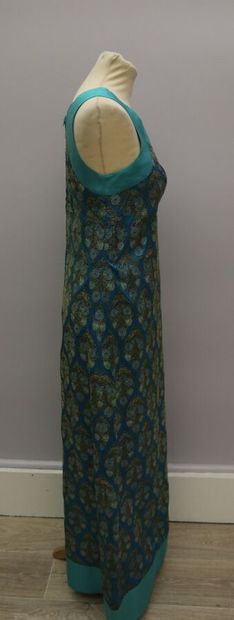 null ANONYMOUS

Set including:

A long sleeveless dress, in blue mixed silk printed...