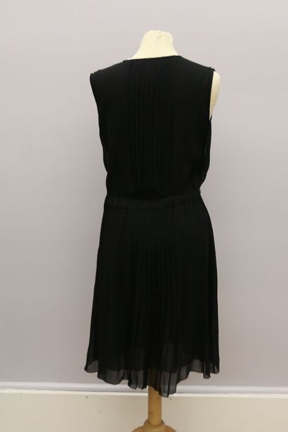 null ANTIK BATIK

Sleeveless, mid-length dress in black silk, two elements embroidered...