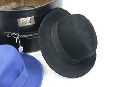 null 
Black hat box containing six hats in felt, wool and straw black, beige, blue,...