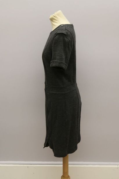 null BURBERRY BRIT

Fitted dress with short sleeves in grey wool, closing with a...