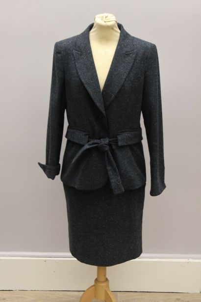 null ARMANI JEANS

Skirt suit in wool and silk blend blue-gray mottled.

Jacket closes...