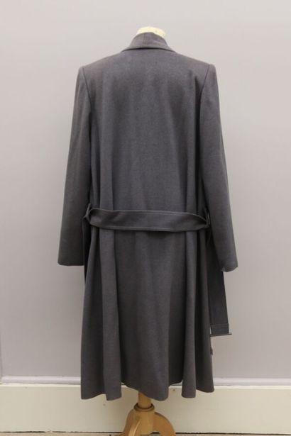 null CHANTAL THOMAS 

Long coat in grey wool and angora, closing with two double...