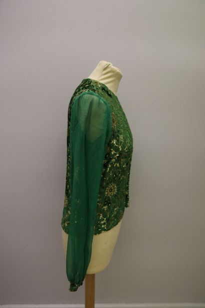 null ANONYMOUS

Blouse in green silk chiffon and green and gold velvet panne, closing...