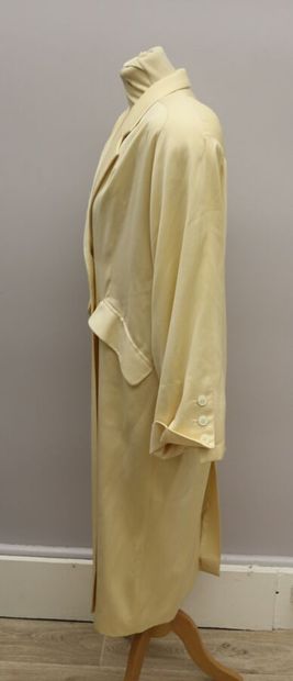 null CERRUTI 1881 Paris 

Long manteau en gabardine de laine ivoire. Col cranté,...
