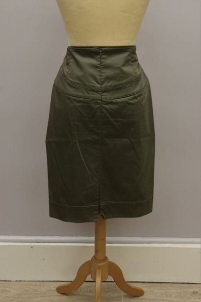 null ARMANI

Khaki cotton blend skirt, khaki stitching, closing with a zip and a...