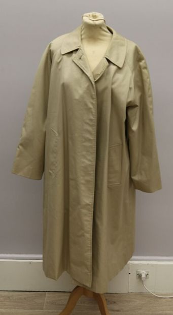  BURBERRYS' Trench coat en coton beige, intérieur...