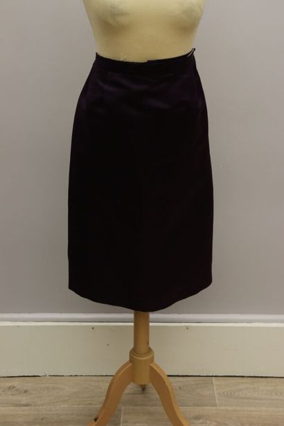 null BALMAIN

Mid-length skirt in black wool and silk, closing with a zip in the...