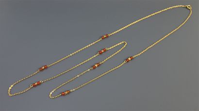 null CHANEL Circa 1980

Sautoir chaîne en métal doré ponctué de perles de verre orangé...