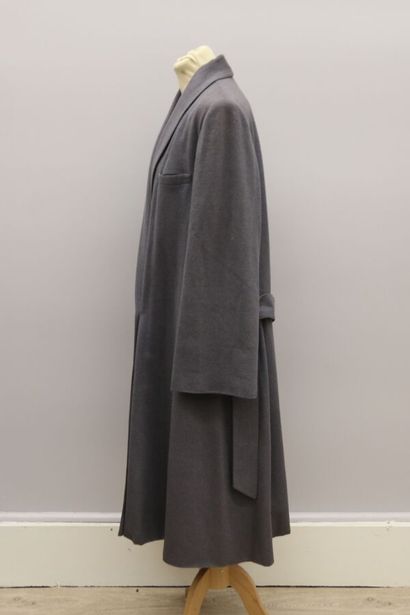null CHANTAL THOMAS 

Long coat in grey wool and angora, closing with two double...