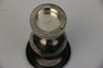 null Christian DIOR

Vase Médicis en métal argenté, signé

H. : 12,5 cm