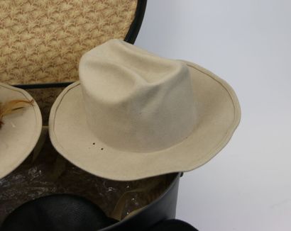 null 
Boite à chapeau noir contenant six chapeaux en feutrine, laine et en paille...