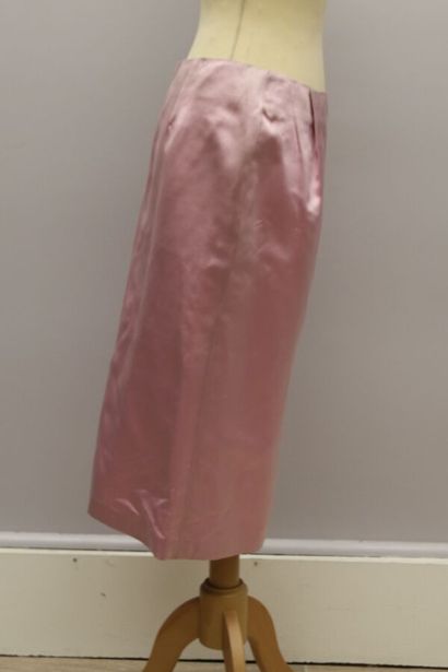 null BALMAIN

Mid-length skirt in pink silk blend, closing with a zip and a clip...