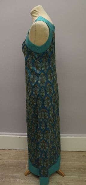 null ANONYMOUS

Set including:

A long sleeveless dress, in blue mixed silk printed...