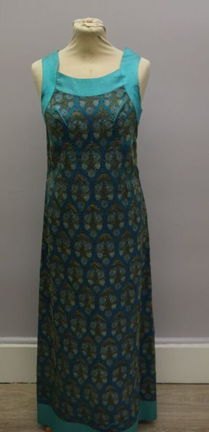 null ANONYMOUS

Set including:

A long sleeveless dress, in blue mixed silk printed...