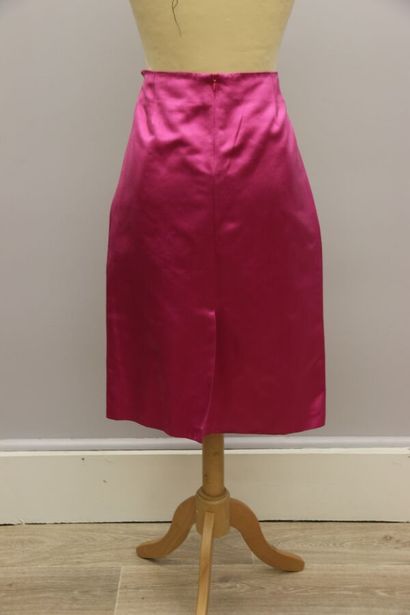 null BALMAIN

Set of two satin skirts, one fuchsia pink and the other brown, closing...