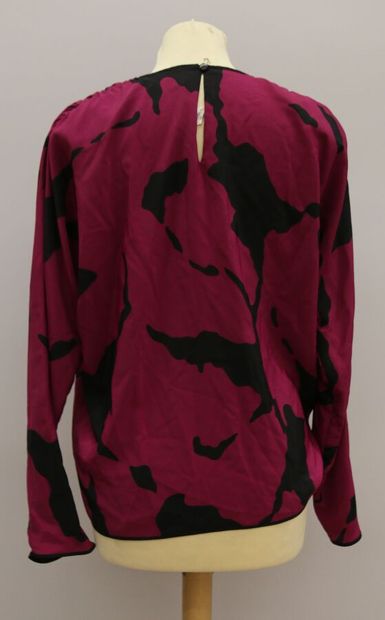 null BALENCIAGA 

Pink and black blouse, closing with a button in the back, black...