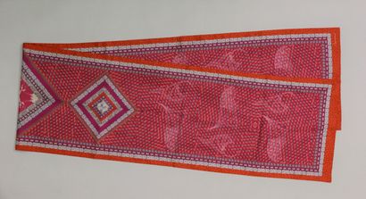 null BACCARAT

Silk scarf printed with rhinestones and geometric patterns pink, orange,...