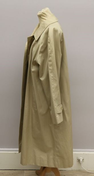 null 
BURBERRYS

Trench coat in beige cotton, inside Burberrys' canvas, closing with...