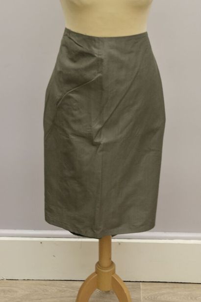 null ARMANI

Khaki cotton blend skirt, khaki stitching, closing with a zip and a...