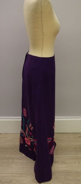 null ANONYMOUS

Long flared vintage skirt in purple wool blend, embroidered with...