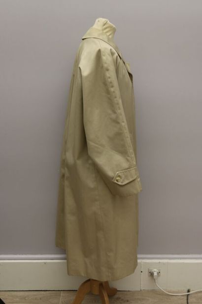 null 
BURBERRYS'

Trench coat en coton beige, intérieur la toile Burberrys', se fermant...