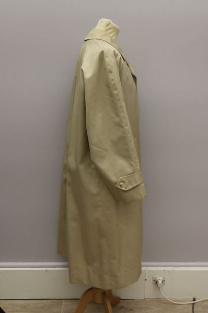 null 
BURBERRYS

Trench coat in beige cotton, inside Burberrys' canvas, closing with...