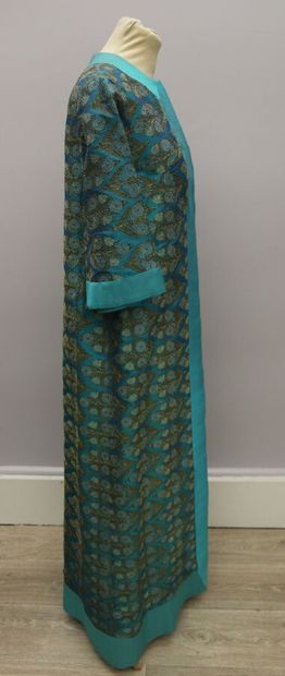 null ANONYMOUS

Set including:

A long sleeveless dress, in blue mixed silk printed...