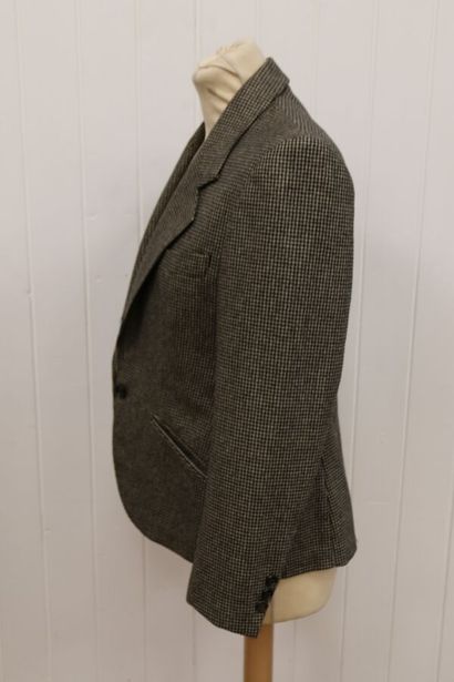 null BERTEIL

Wool jacket with black and beige houndstooth pattern, closing with...