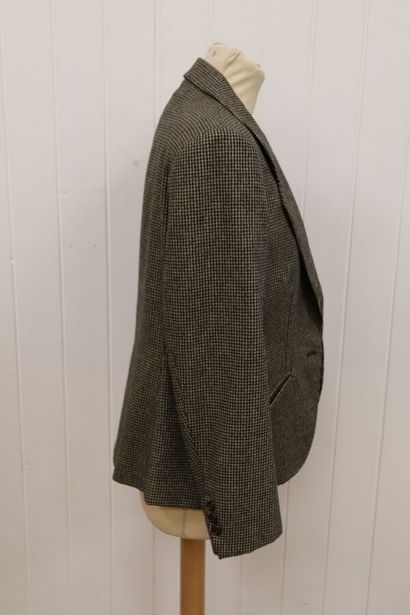 null BERTEIL

Wool jacket with black and beige houndstooth pattern, closing with...