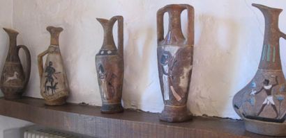 null CERAMIQUE Italie-Angleterre-Lachenal Cinq bouteilles en terre cuite à décor...