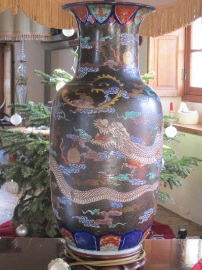 ASIE Ivoire - Bois - Cloisonnés - meubles Vase en émail cloisonné à décor de dragon...