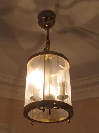 null Lanterne en laiton doré et verre. 

Style Louis XVI. H. : 60 cm