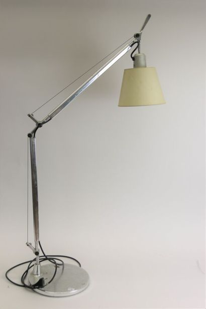 null ARTEMIDE (éditeur)

Lampe en aluminium articulée, socle aluminium rayé. Signé....
