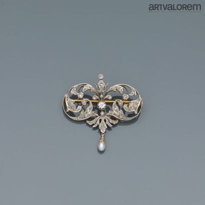 null Brooch front in yellow gold 750°/°° and platinum 850°/°° decorated with openwork...