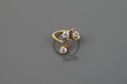 null Ring in yellow gold 750°/°° with three brilliant-cut diamonds and 8/8-cut diamonds.

Weight...