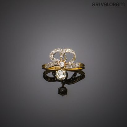 null Yellow gold 750°/°° and platinum ribbon ring set with diamond roses and an old...