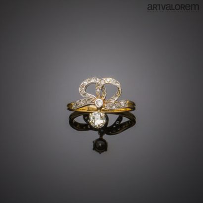 null Bague ruban en or jaune 750°/°° et platine ornée de roses diamantées et d'un...