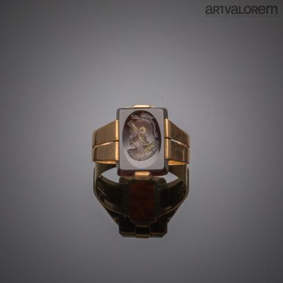 null Bague en or jaune 750°/°° ornée d'un quartz enfumé gravé d'un homme casqué de...