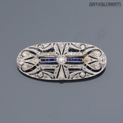 null Brooch in white gold 750°/°° with openwork decoration of palmettes and stylized...