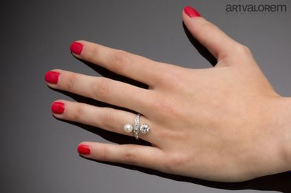 null Platinum ring Toi et Moi set with a claw-set old-cut diamond and a button pearl,...