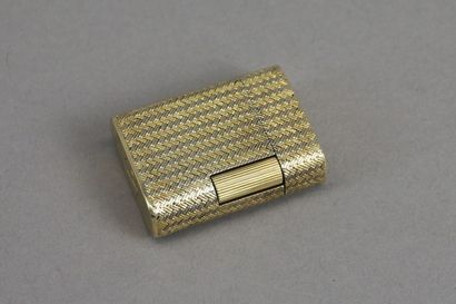 null Gas lighter in yellow and white gold 585°/°° with chevron decoration.

Gross...
