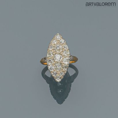 null Bague marquise en or jaune 750°/°° et argent pavée de diamants taille ancienne...