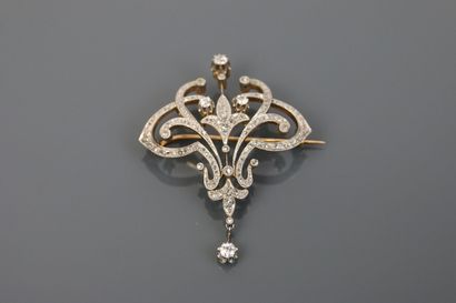 null Broche en or jaune et gris 750°/°° à décor de rinceaux feuillagés ornés de diamants...